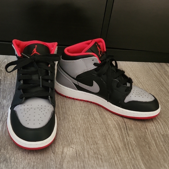 Jordan Kids Sneakers Black Gray Red - Picture 2 of 6